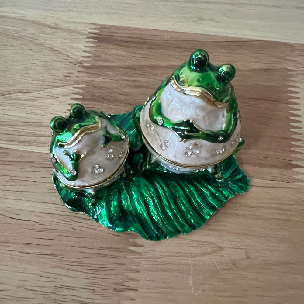 TCHOTCHKE Double Frog Figurine Set